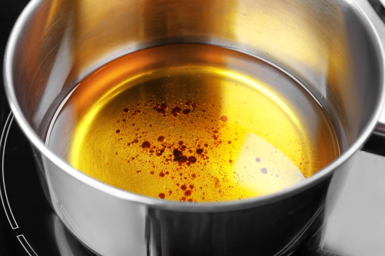 Bezpieczne obchodzenie się z gorącym olejem i urządzeniami kuchennymi