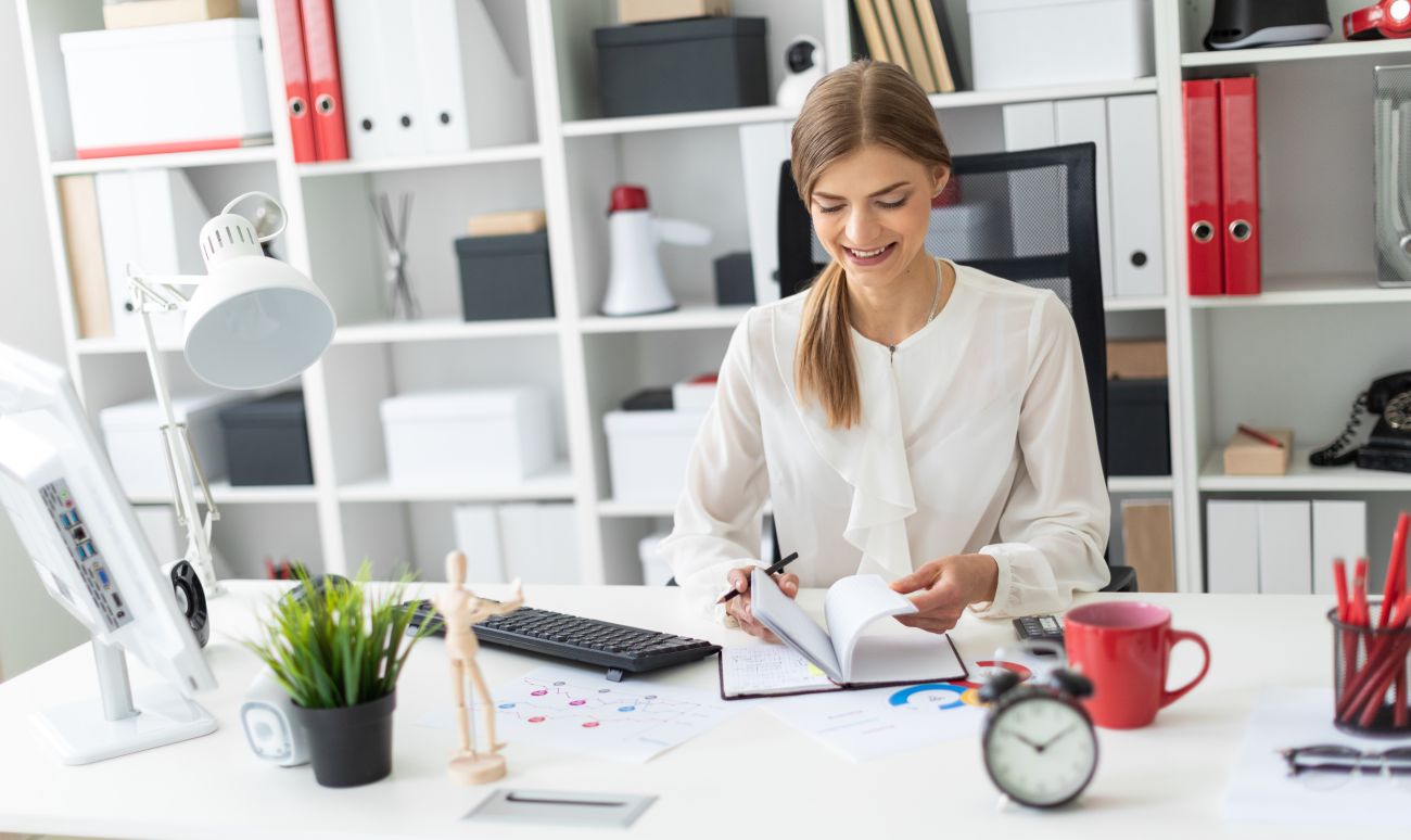 Zagrożenia związane z długotrwałym siedzeniem – profilaktyka w pracy biurowej