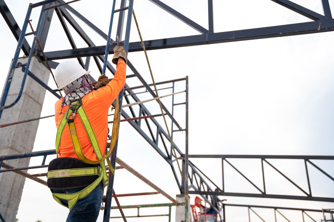 Bezpieczeństwo przy pracy na wysokości – regały, drabiny, podnośniki