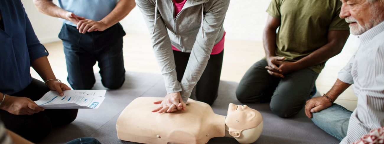 Kto w firmie powinien znać zasady udzielania pierwszej pomocy?