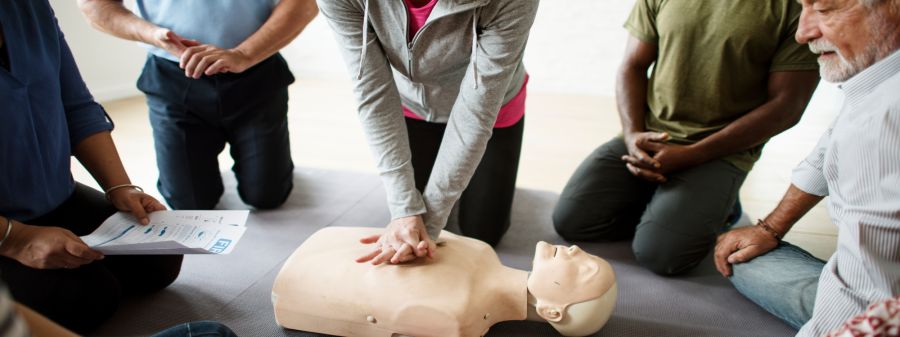 Kto w firmie powinien znać zasady udzielania pierwszej pomocy?