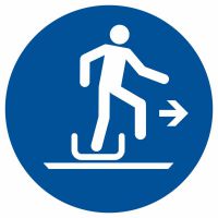 Znak nakaz opuszczania sań w prawo