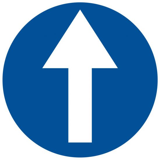 Znak - nakaz jazdy prosto przez skrzyżowanie