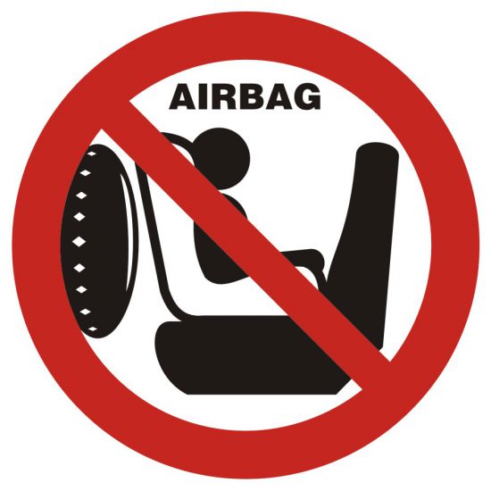 Znak - zakaz wożenia dziecka w foteliku na przednim siedzeniu. Samochód posiada poduszkę powietrzną