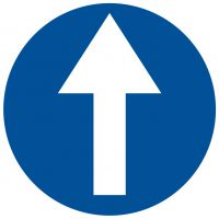 Znak - nakaz jazdy prosto przez skrzyżowanie